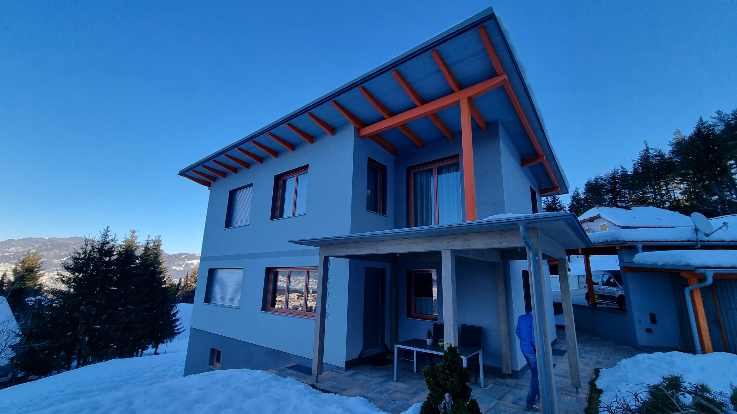 Haus mit PV-Anlage im Winter